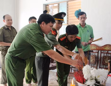 Đoàn công tác của Báo CAND và Công an huyện Bố Trạch thắp hương, kính viếng người bị nạn chết trong lũ ở Quảng Bình.