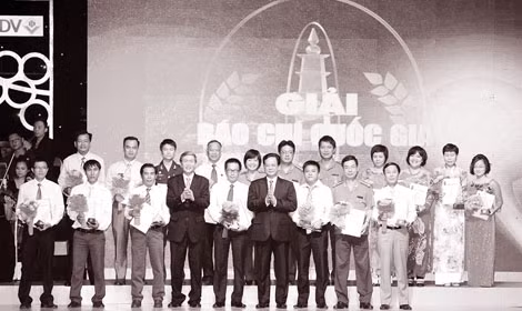 Thủ tướng Nguyễn Tấn Dũng; đồng chí Đinh Thế Huynh, Ủy viên Bộ Chính trị, Bí thư Trung ương Đảng, Trưởng ban Tuyên giáo Trung ương chụp ảnh lưu niệm với nhóm tác giả Báo CAND và đại diện một số cơ quan báo chí đoạt giải A Giải Báo chí Quốc gia 2012 (ngày 21-6-2013).