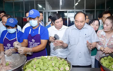 Thủ tướng thăm cơ sở chế biến suất ăn công nghiệp Tú Anh. Ảnh: VGP/Quang Hiếu.