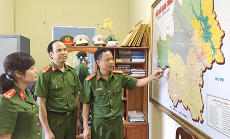 Thượng tá Đào Văn Bình (bên phải) và đồng đội trước giờ phá án.