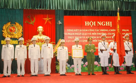 Thừa ủy quyền của Chủ tịch nước, Thứ trưởng Lê Quý Vương trao Huân chương Bảo vệ Tổ Quốc hạng Nhì tặng cho Tập thể Cục Cảnh sát PCTP về MT