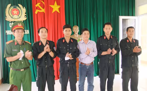 CBCS đội Cảnh sát Đặc nhiệm của phòng Cảnh sát Bảo vệ -CA tỉnh Đắk Lắk nhận khen thưởng của UBND phường Tân An-TP Buôn Ma Thuột.