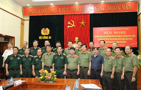 Thứ trưởng Bộ Công an Thượng tướng Bùi Văn Nam; Thứ trưởng Bộ Quốc phòng Trung tướng Phan Văn Giang với các đại biểu tham dự Hội nghị .