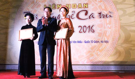Ca nương Thu Thảo (người ngoài cùng bên phải) nhận giải thưởng "Ca nương tài năng".