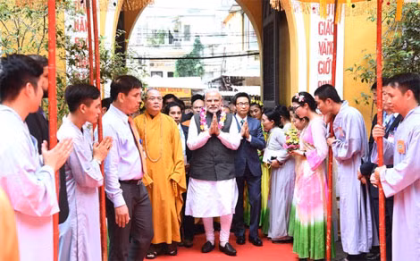 Chiều cùng ngày, ông Modi tới thăm chùa Quán Sứ. Đón ông có Phó Thủ tướng Vũ Đức Đam, Hòa thượng Thích Thiện Nhơn, Chủ tịch Hội đồng Trị sự Giáo hội Phật giáo Việt Nam. Ảnh: vnexpress.net