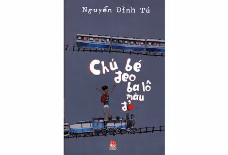 Bìa cuốn sách “Chú bé đeo ba lô màu đỏ” - Tác phẩm mới nhất của nhà văn Nguyễn Đình Tú. Bìa cuốn sách “Chú bé đeo ba lô màu đỏ” - Tác phẩm mới nhất của nhà văn Nguyễn Đình Tú.