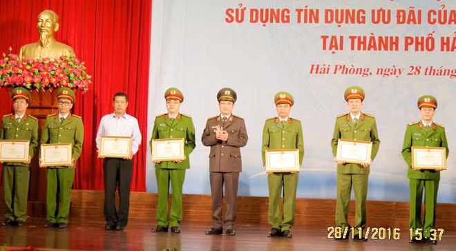Thượng tướng Nguyễn Văn Thành trao thưởng cho các tập thể, cá nhân. Thượng tướng Nguyễn Văn Thành trao thưởng cho các tập thể, cá nhân.