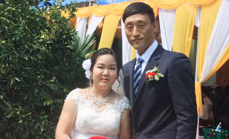 Cô dâu Hải Yến và chú rể Lee Suyong hạnh phúc trong ngày cưới.
