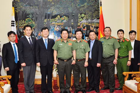 Thứ trưởng Bùi Văn Thành, ngài Un-gil Choi và các đại biểu tại buổi tiếp.