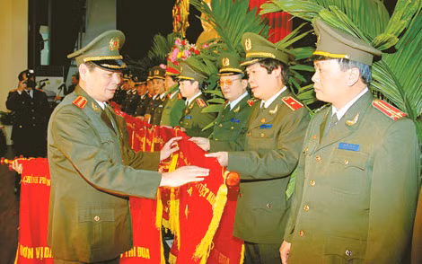 Thừa ủy quyền của Thủ tướng Chính phủ, Đại tướng Lê Hồng Anh, Ủy viên Bộ Chính trị, Bộ trưởng Bộ Công an trao Cờ Thi đua của Chính phủ tặng Báo CAND (tháng 1-2007). Thừa ủy quyền của Thủ tướng Chính phủ, Đại tướng Lê Hồng Anh, Ủy viên Bộ Chính trị, Bộ trưởng Bộ Công an trao Cờ Thi đua của Chính phủ tặng Báo CAND (tháng 1-2007).
