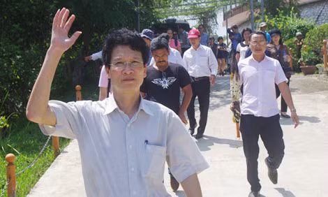 Nhà thơ Nguyễn Thành Phong - Chủ tịch Hội đồng thơ của Hội Nhà văn Hà Nội dẫn đầu đoàn nhà văn Hà Nội tham quan hồ Thác Bà. Nhà thơ Nguyễn Thành Phong - Chủ tịch Hội đồng thơ của Hội Nhà văn Hà Nội dẫn đầu đoàn nhà văn Hà Nội tham quan hồ Thác Bà.