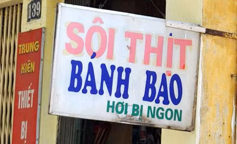 Một tấm biển quảng cáo trên đường phố Hà Nội.