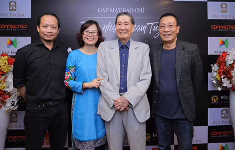Nhạc sĩ Phạm Tuyên cùng ê kíp thực hiện chương trình.