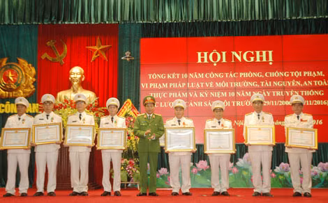 Thừa ủy quyền của Chủ tịch nước, Thứ trưởng Lê Quý Vương trao Huân chương Bảo vệ Tổ Quốc và Huân chương chiến công tặng 9 cá nhân xuất sắc của lực lượng Cảnh sát PCTP về MT.