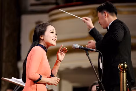 Nhạc trưởng Lê Phi Phi chỉ huy trong chương trình hòa nhạc “Điều còn mãi” 2015. Nhạc trưởng Lê Phi Phi chỉ huy trong chương trình hòa nhạc “Điều còn mãi” 2015.