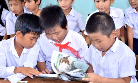 Niềm vui của các em học sinh khi đón nhận Sách hóa nông thôn. Niềm vui của các em học sinh khi đón nhận Sách hóa nông thôn.