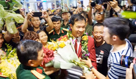 Người hâm mộ vây quanh xạ thủ Hoàng Xuân Vinh.