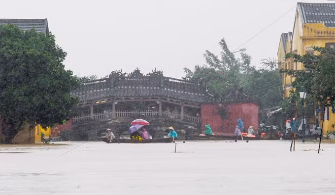 Khu vực chùa Cầu chiều 15/12. Ngay sát đó là dòng sông Thu Bồn thơ mộng và không thể phân biệt được đâu là đường, đâu là sông.