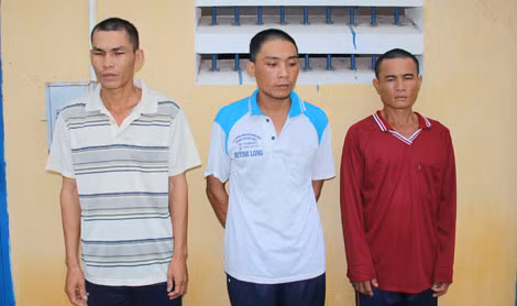 Các đối tượng từ phải qua Qúi, Phèn và Hưng.