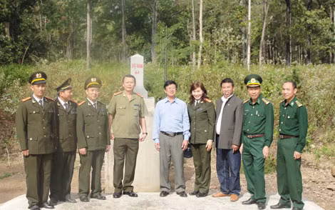 Đại tá Nguyễn Thị Xuân với đồng đội trong một lần đi công tác. Đại tá Nguyễn Thị Xuân với đồng đội trong một lần đi công tác.