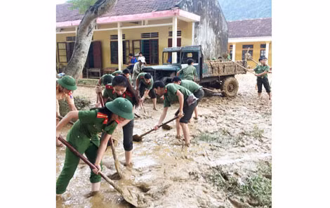 Công an Bố Trạch nỗ lực làm vệ sinh cho các cơ quan, đơn vị công sở trên địa bàn sau lũ.