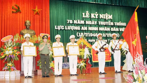 Thừa ủy quyền của Chủ tịch nước, Thứ trưởng Bùi Văn Nam gắn Huân chương lên Cờ truyền thống và trao Bằng huân chương Chiến công hạng Nhì và hạng Ba tặng 2 cá nhân và 1 tập thể thuộc Công an tỉnh Thái Bình.