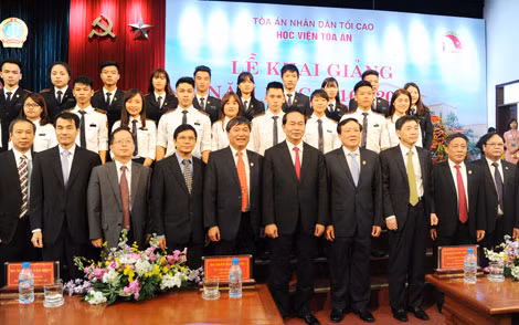 Chủ tịch nước Trần Đại Quang, Chánh án TAND tối cao Nguyễn Hòa Bình với các đại biểu dự Lễ khai giảng.