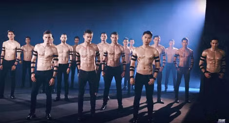 Dàn trai đẹp “sáu múi” trong MV “Keep me in love” của ca sỹ Hồ Ngọc Hà.