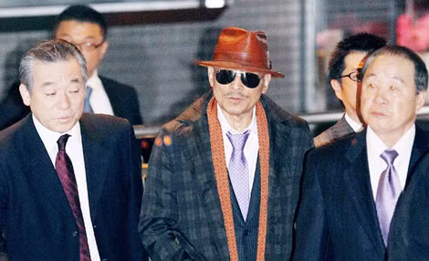 Ông trùm Kenichi Shinoda (giữa) của băng Yamaguchi-gumi. Ông trùm Kenichi Shinoda (giữa) của băng Yamaguchi-gumi.