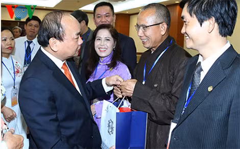 Thủ tướng Chính phủ tặng quà các kiều bào.
