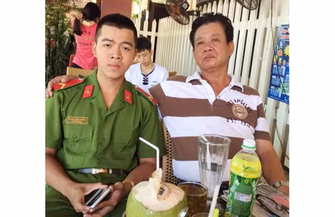 Bảo Hiệp cùng cậu con trai đang làm việc tại Công an tỉnh Khánh Hòa. Bảo Hiệp cùng cậu con trai đang làm việc tại Công an tỉnh Khánh Hòa.