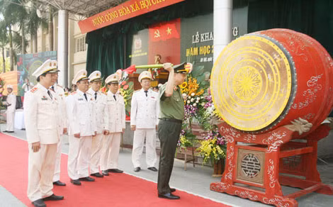 Bộ trưởng Tô Lâm đánh trống khai giảng năm học mới.