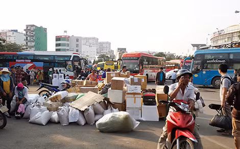 Vắng khách, các DN vận tải trong bến xe chính thống phải khai thác, vận chuyển hàng hóa để tồn tại.