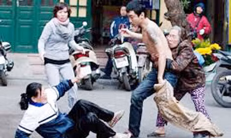 Một đối tượng "ngáo đá" tấn công người dân.