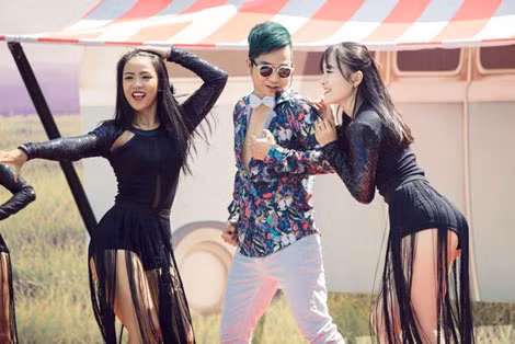 Một cảnh trong MV Bolero Mix – Quách Tuấn Du Pool Party phát sóng trên Youtube hồi đầu tháng 5/2016. Một cảnh trong MV Bolero Mix – Quách Tuấn Du Pool Party phát sóng trên Youtube hồi đầu tháng 5/2016.