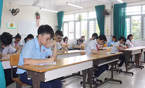 Thí sinh thi tại hội đồng thi THCS Nguyễn Trãi, quận Gò Vấp tham dự môn thi Ngữ văn trong sáng 11-6-2016.