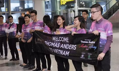 Chuyến bay của Thomas Anders hạ cánh tại sân bay Nội Bài, Hà Nội lúc 6h30. Người hâm mộ có mặt ở đây từ trước để chào đón giọng ca chính của Modern Talking. Chuyến bay của Thomas Anders hạ cánh tại sân bay Nội Bài, Hà Nội lúc 6h30. Người hâm mộ có mặt ở đây từ trước để chào đón giọng ca chính của Modern Talking.