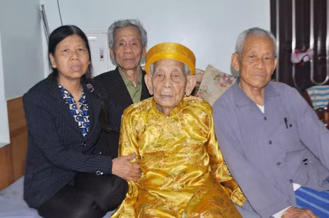 Cụ Phương quây quần cùng các con.