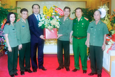 Đại diện Đảng ủy, Ban Biên tập Báo CAND chúc mừng Chủ tịch nước Trần Đại Quang vào ngày 2-4-2016.