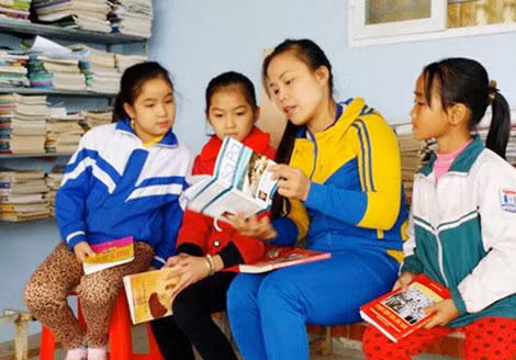 Cô trò điểm trường bản Hon.