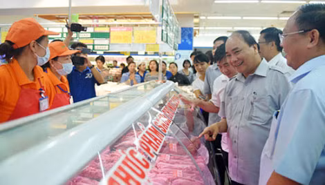 Thủ tướng thăm siêu thị Co.opmart đường Lý Thường Kiệt (Phường 7, Quận 11). Ảnh: VGP/Quang Hiếu.