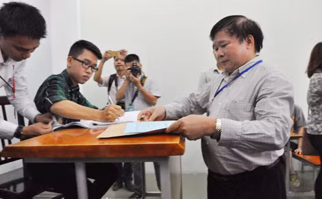 Thứ trưởng kiểm tra dấu niêm phong túi đựng đề thi tại điểm thi số 7-Cụm thi ĐH Khoa học Tự nhiên TP HCM. Thứ trưởng kiểm tra dấu niêm phong túi đựng đề thi tại điểm thi số 7-Cụm thi ĐH Khoa học Tự nhiên TP HCM.