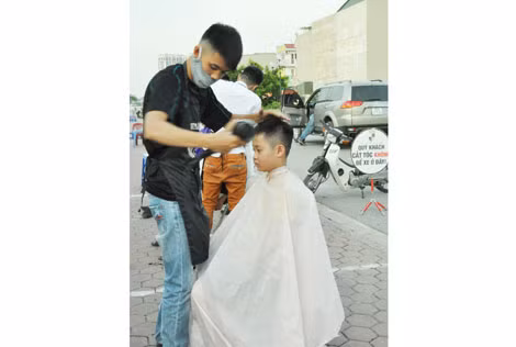 Có đủ loại khách đến đây cắt tóc miễn phí. Có đủ loại khách đến đây cắt tóc miễn phí.