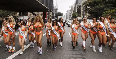 Dàn thí sinh nóng bỏng của "Miss Bum Bum" 2016 thực hiện phần thi chạy 100m trên phố Avenida Paulista, thành phố Sao Paulo. Dàn thí sinh nóng bỏng của "Miss Bum Bum" 2016 thực hiện phần thi chạy 100m trên phố Avenida Paulista, thành phố Sao Paulo.