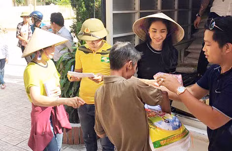 Ca sĩ Thủy Tiên trong dịp trao quà từ thiện cho nhân dân vùng rốn lũ ở Hương Khê, Hà Tĩnh. Ca sĩ Thủy Tiên trong dịp trao quà từ thiện cho nhân dân vùng rốn lũ ở Hương Khê, Hà Tĩnh.