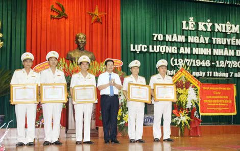 Thừa ủy quyền của Thủ tướng Chính phủ, đồng chí Nguyễn Hồng Diên, Chủ tịch UBND tỉnh Thái Bình tặng Bằng khen của Thủ tướng Chính phủ cho 2 tập thể và 3 cá nhân thuộc Công an tỉnh Thái Bình.