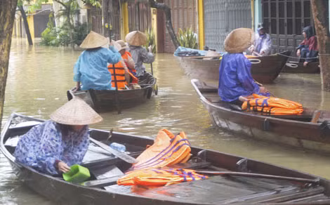 Việc trang bị áo phao luôn được giám sát chặt chẽ, ca nô cứu hộ luôn túc trực sẵn sàng cứu hộ.