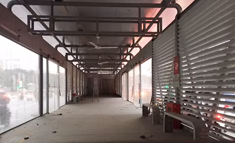 Một nhà chờ của tuyến xe buýt vẫn đang phủ bụi hỏng hóc và xuống cấp mà chưa được sửa chữa, nâng cấp. Một nhà chờ của tuyến xe buýt vẫn đang phủ bụi hỏng hóc và xuống cấp mà chưa được sửa chữa, nâng cấp.
