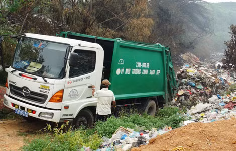 Dù bãi rác đang cháy chưa thể dập tắt, song cơ quan liên quan huyện Lệ Thủy, Quảng Bình vẫn tiếp tục cho xe vào đổ rác.