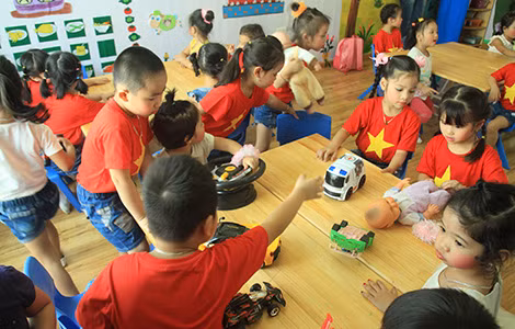Các cháu học sinh vui vẻ chơi đùa an toàn trong lớp học với đầy đủ tiện nghi, máy camera giám sát.